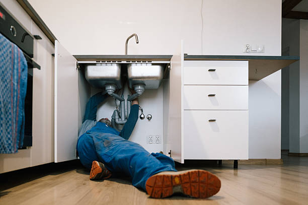 Professional Emergency Plumber technician working in Linden, VA